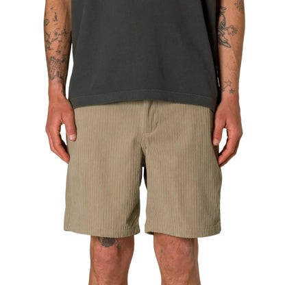Look surfwear estival avec le short Katin Kenneth aluminium porté de face