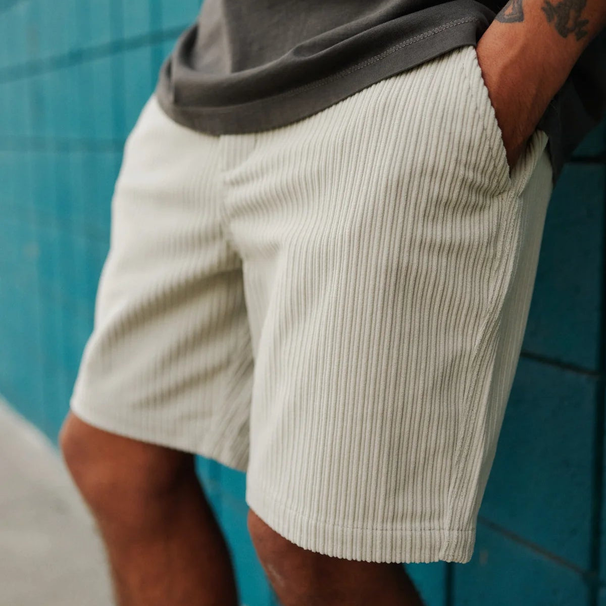 short katin kenneth beige detail velours cotele texture tissu