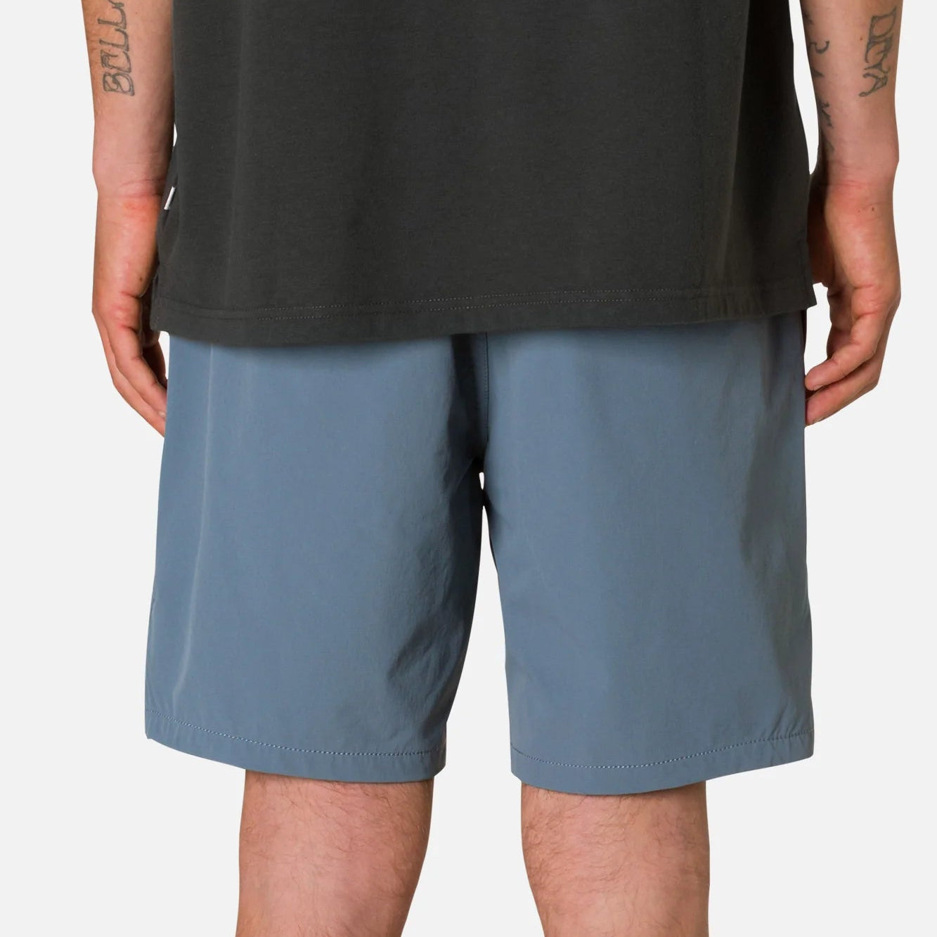 short katin bleu porté vue dos