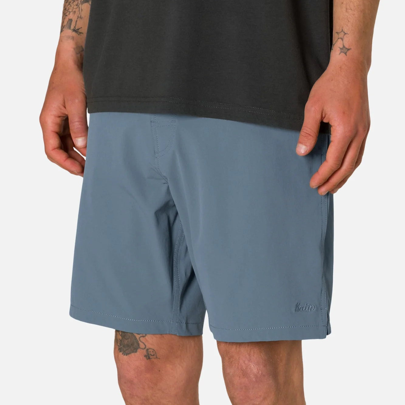 short katin wanderer bleu porté face