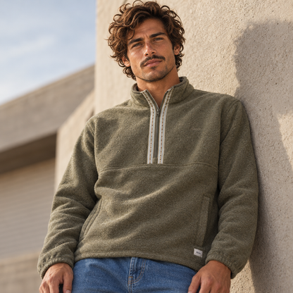 Sweat polaire Katin Nelson Jacket Olive vert olive porté avec un jeans bleu, col montant zippé, bordures contrastées et poche avant.