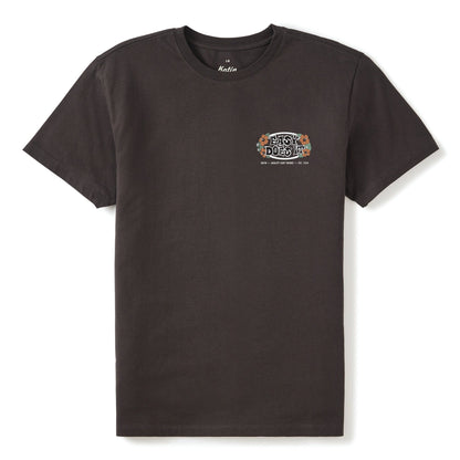 Face du tee-shirt surfwear noir délavé, avec petit emblème ovale multicolore positionné sur la poitrine