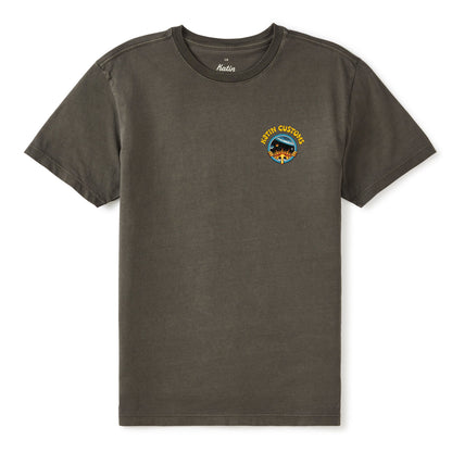 Face du tee-shirt surfwear gris plomb délavé, petit emblème coloré placé sur la poitrine