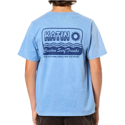 2. Vue arrière du tee-shirt Katin Aquatic bleu, imprimé rectangulaire foncé avec lettrage Katin et motif soleil.