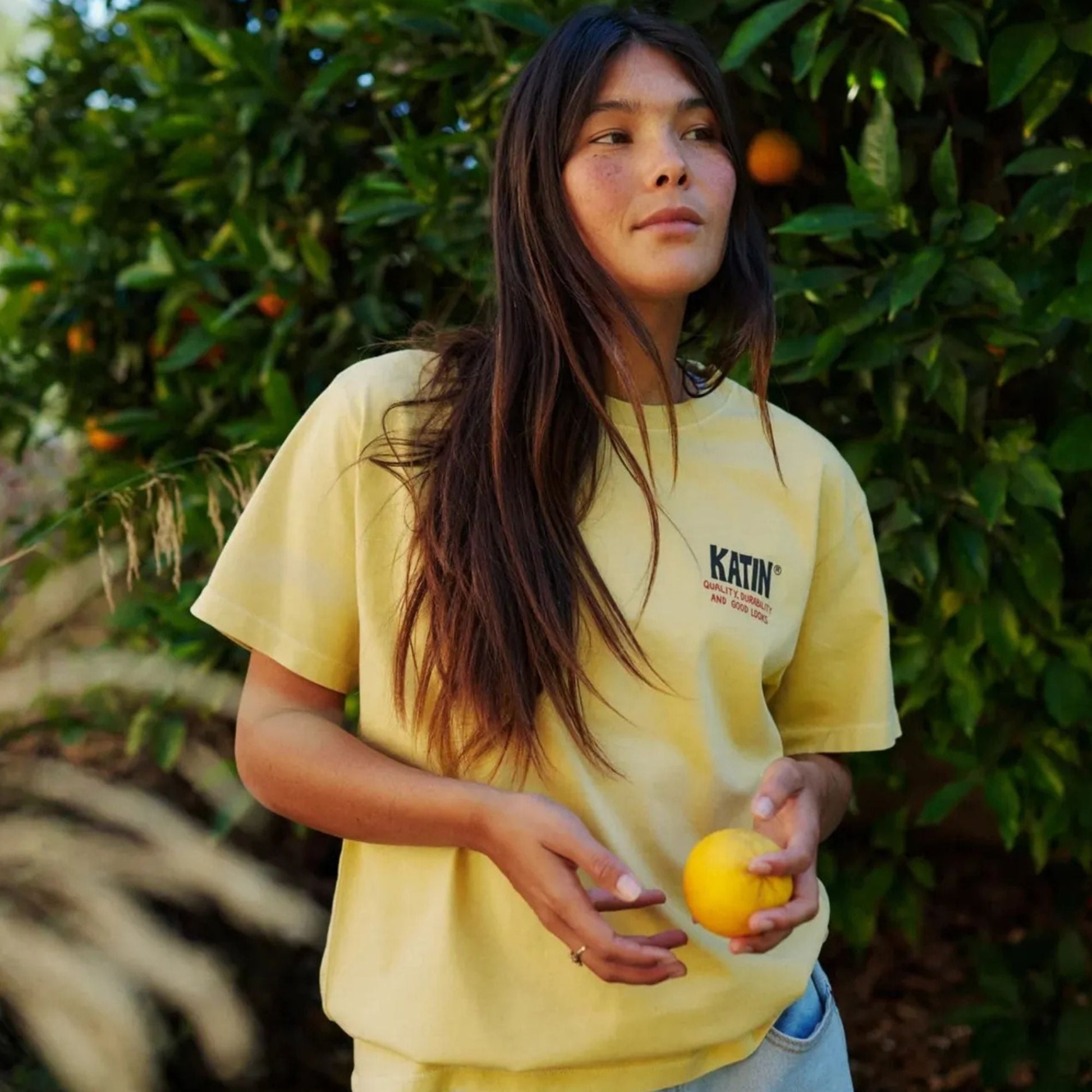 porte par femme ambiance tropicale style surfeuse californienne