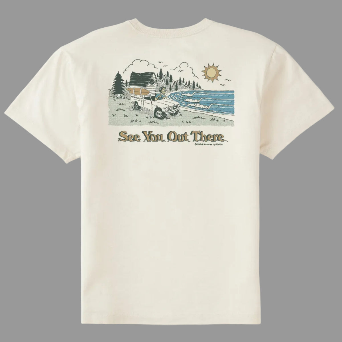 Illustration dorsale du t-shirt Katin Eureka vintage white, paysage côtier avec pins, vagues et soleil, lettrage See You Out There