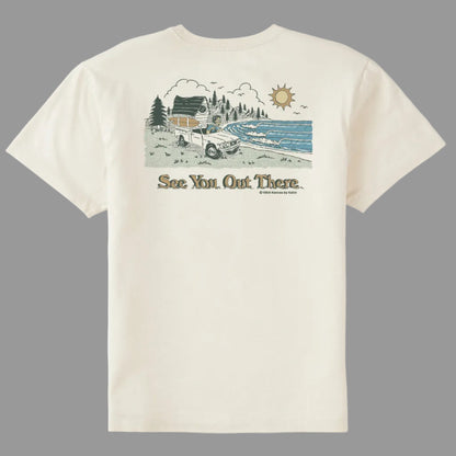Illustration dorsale du t-shirt Katin Eureka vintage white, paysage côtier avec pins, vagues et soleil, lettrage See You Out There