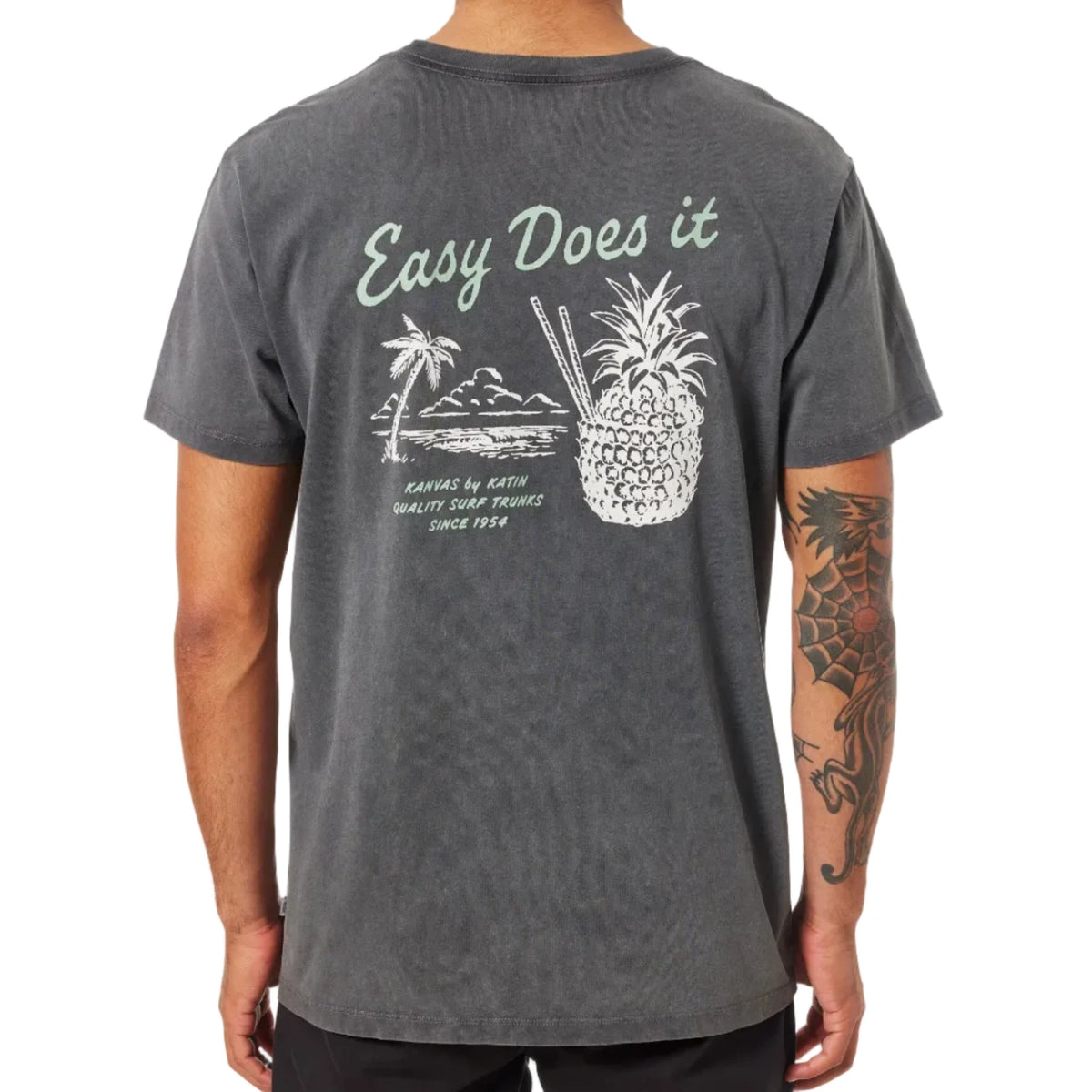 Porté de dos, t-shirt Katin Pina Black wash avec lettrage Easy Does It, palmiers et grand ananas en impression claire