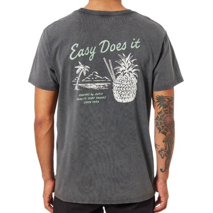 Porté de dos, t-shirt Katin Pina Black wash avec lettrage Easy Does It, palmiers et grand ananas en impression claire