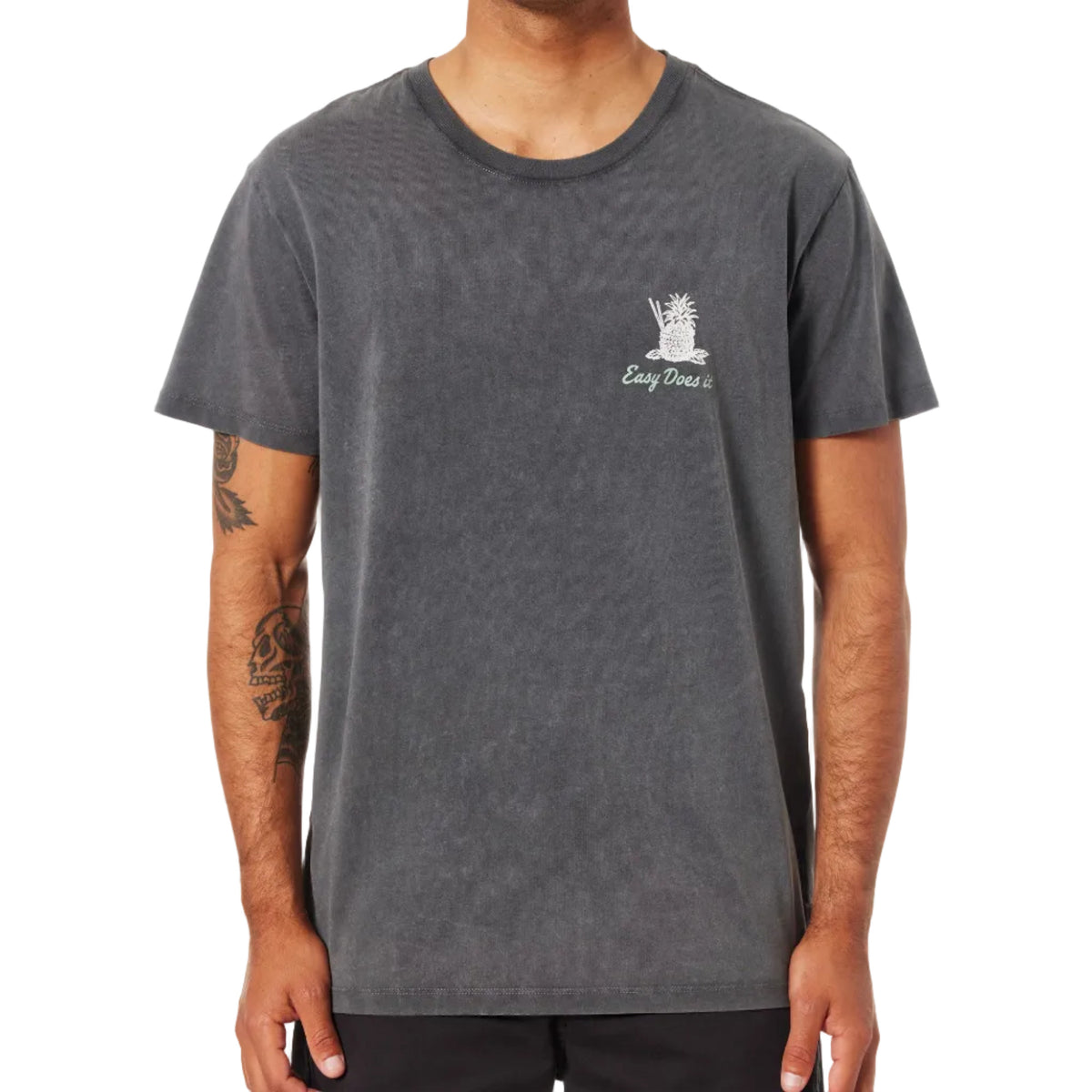 Tee-shirt surfwear noir délavé vu de face, coupe droite et petit motif blanc discret placé sur la poitrine