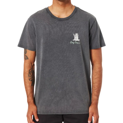 Tee-shirt surfwear noir délavé vu de face, coupe droite et petit motif blanc discret placé sur la poitrine