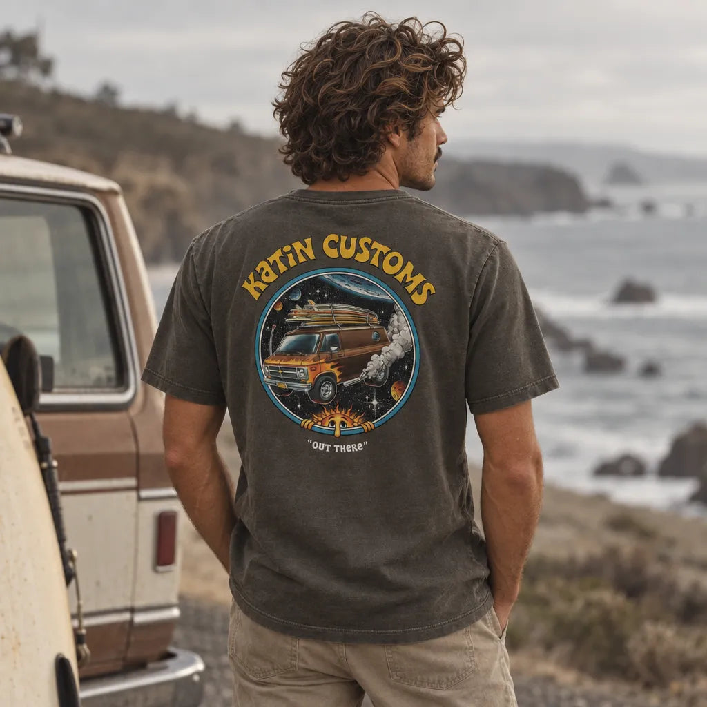 t-shirt katin marron vue de dos avec van et planche de surf dans le dos lifestyle plage