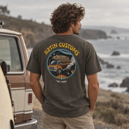 t-shirt katin marron vue de dos avec van et planche de surf dans le dos lifestyle plage