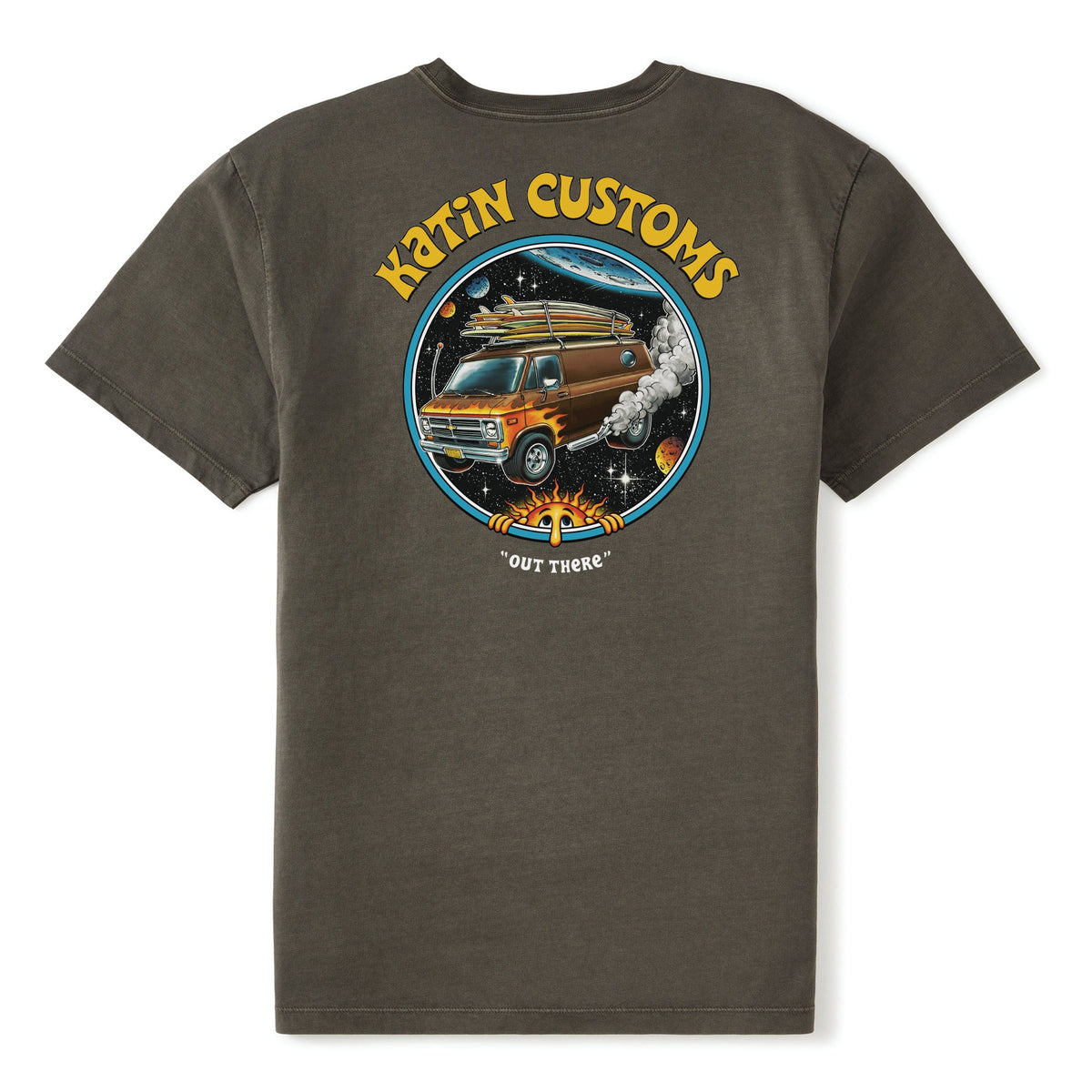 Dos du t-shirt Katin Vantasy Lead vintage wash, grande illustration circulaire Katin Customs avec van, planches de surf et lettrage jaune