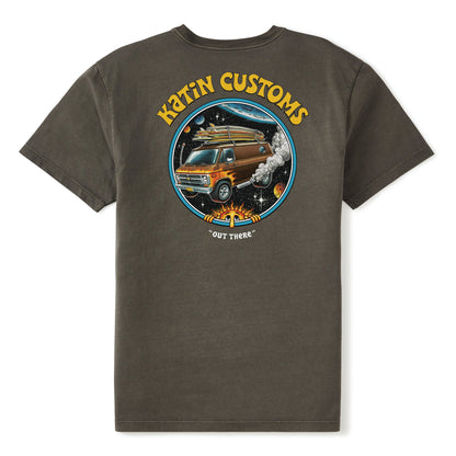 Dos du t-shirt Katin Vantasy Lead vintage wash, grande illustration circulaire Katin Customs avec van, planches de surf et lettrage jaune