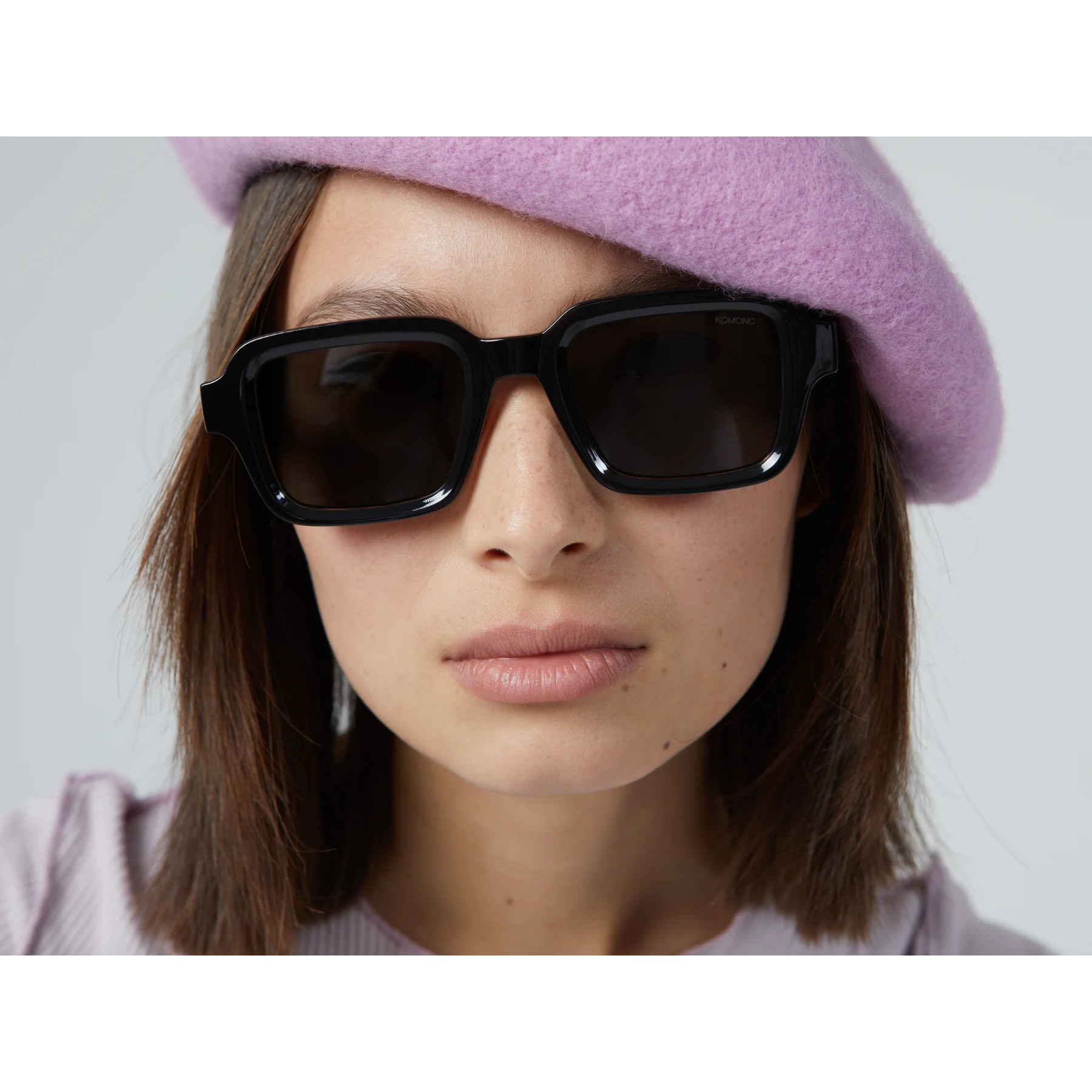 lunettes komono forme carré noire lionel portées par une femme