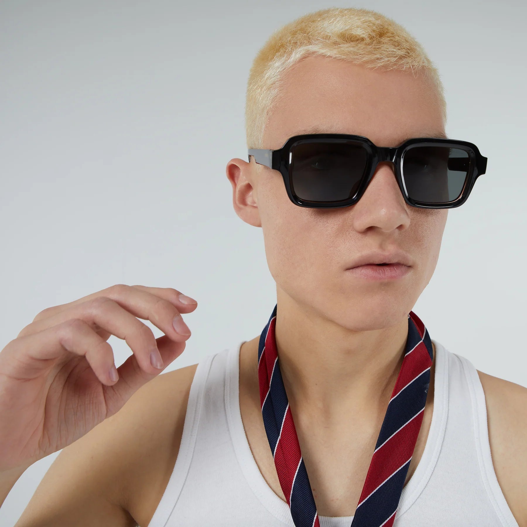 lunettes komono unisexe noire lionel portées par un homme