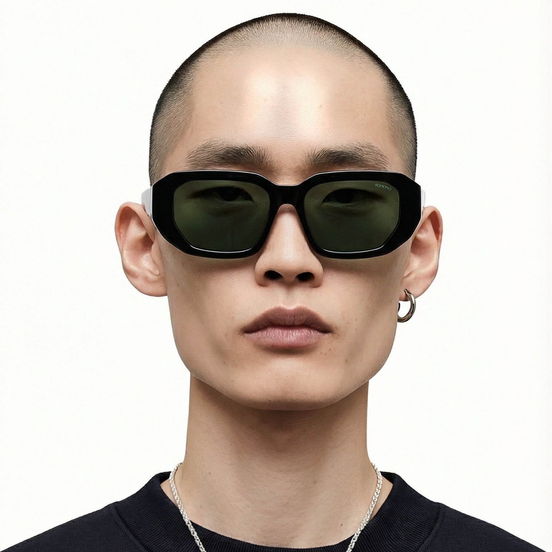 porte par homme crane rase vue de face