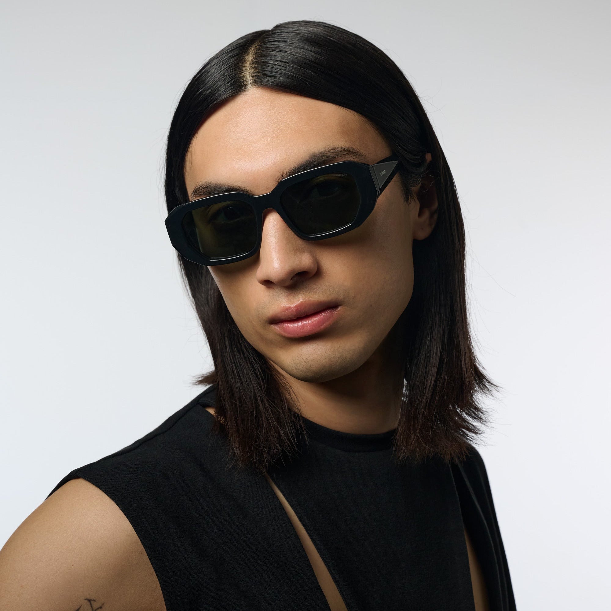 lunettes noires rectangulaires portees par homme