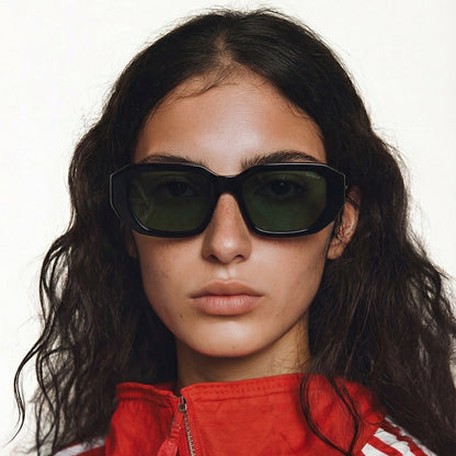 femme brune avec lunettes noires rectangulaire et veste de sport rouge