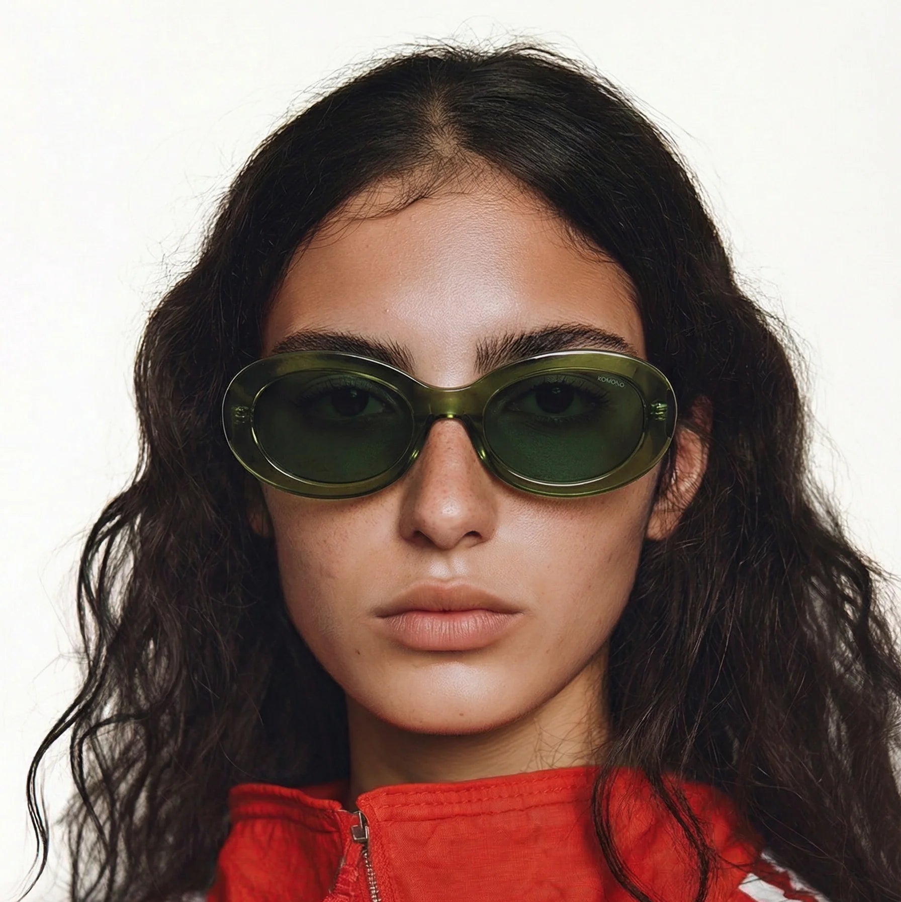 lunettes de soleil verte luna komono unisexe portées par femme 