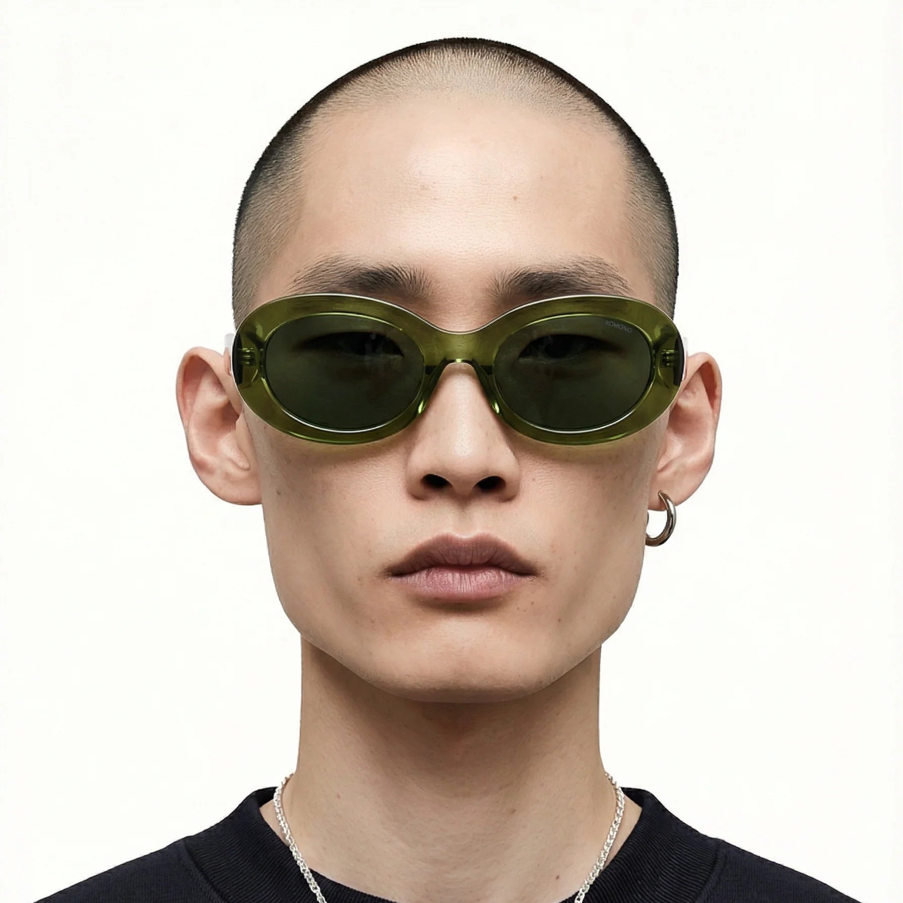 lunettes de soleil verte luna komono unisexe portées par un homme