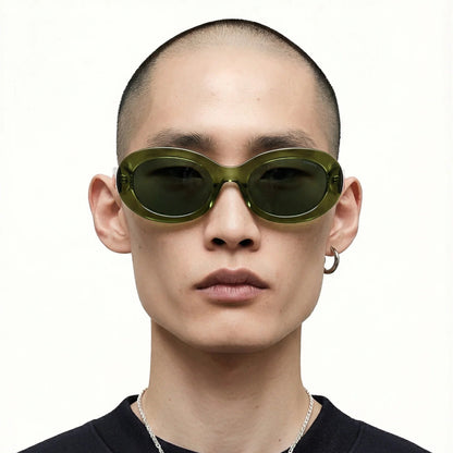 lunettes de soleil verte luna komono unisexe portées par un homme