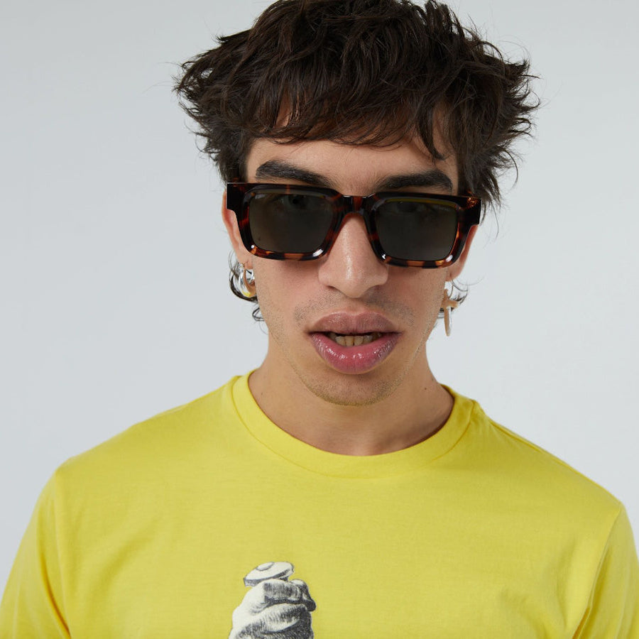 portée par un homme monture rectangulaire marron écaille