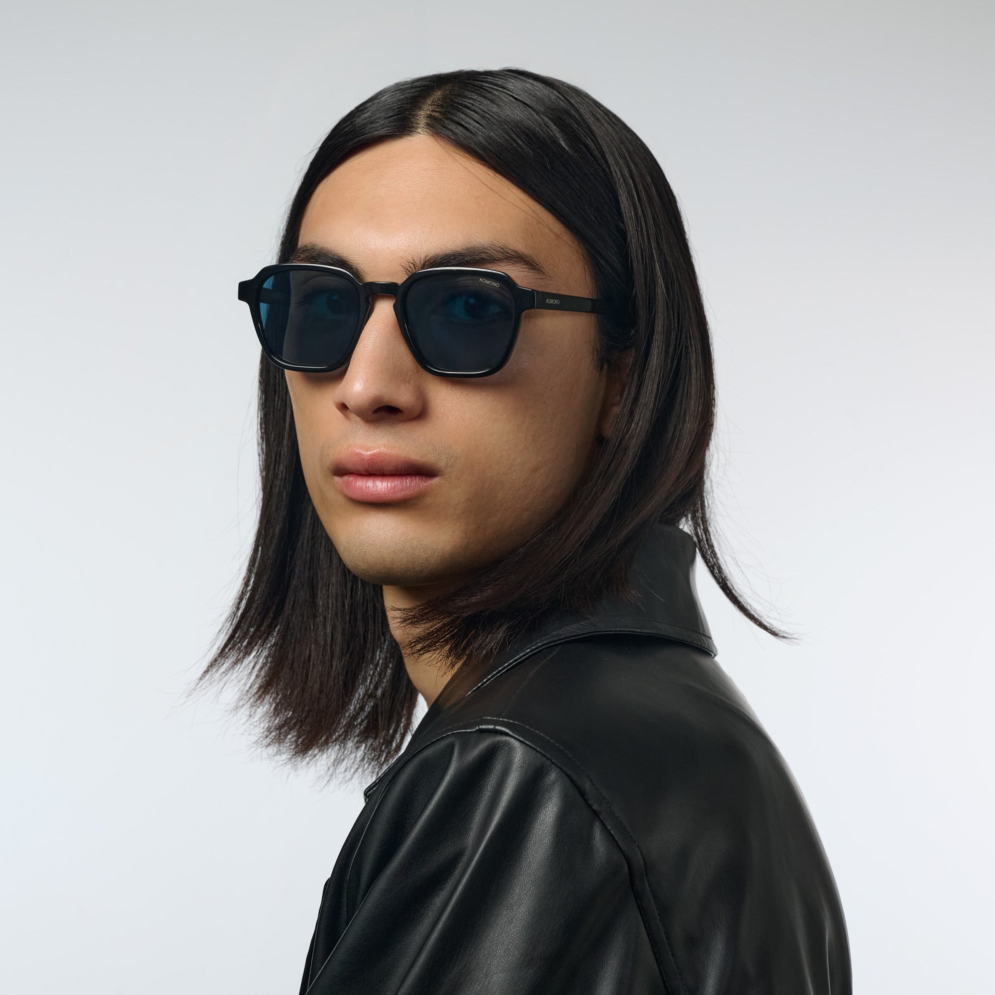 lunettes de soleil noires et verres bleus carrees porte par homme brun