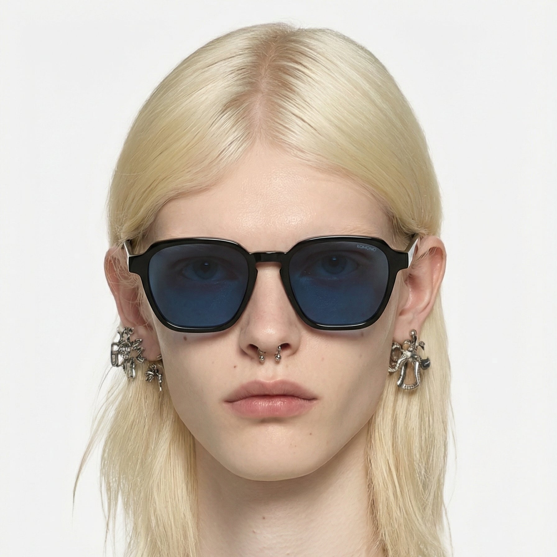 lunettes de soleil noires et verres bleus carrees porte par femme blonde
