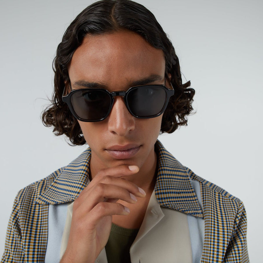 vue de face portée par un homme face noire intérieur marron