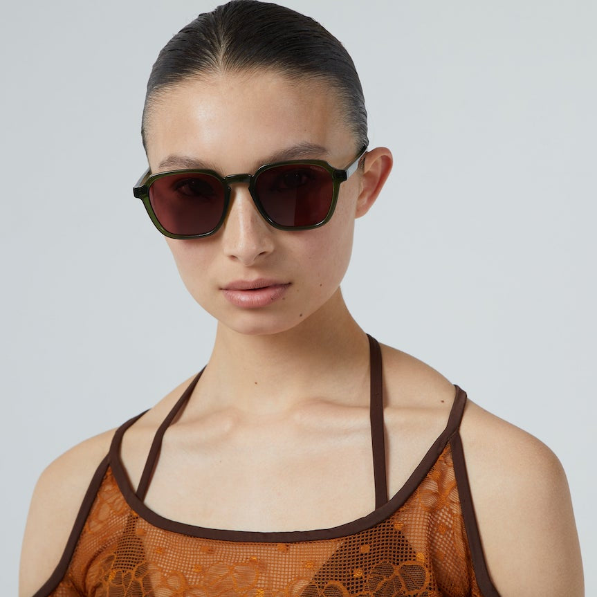 lunettes de soleil unisexe vertes komono matty fern portées par une femme