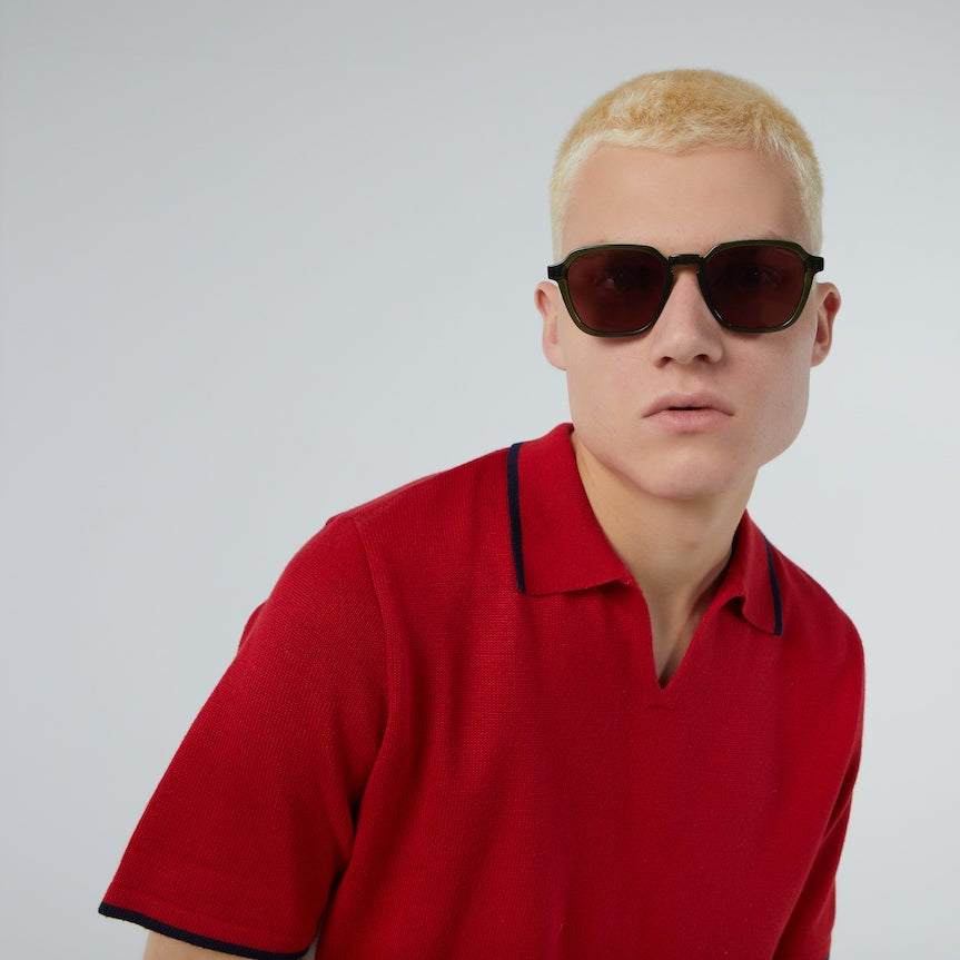 lunettes de soleil unisexe vertes komono matty fern portées par un homme