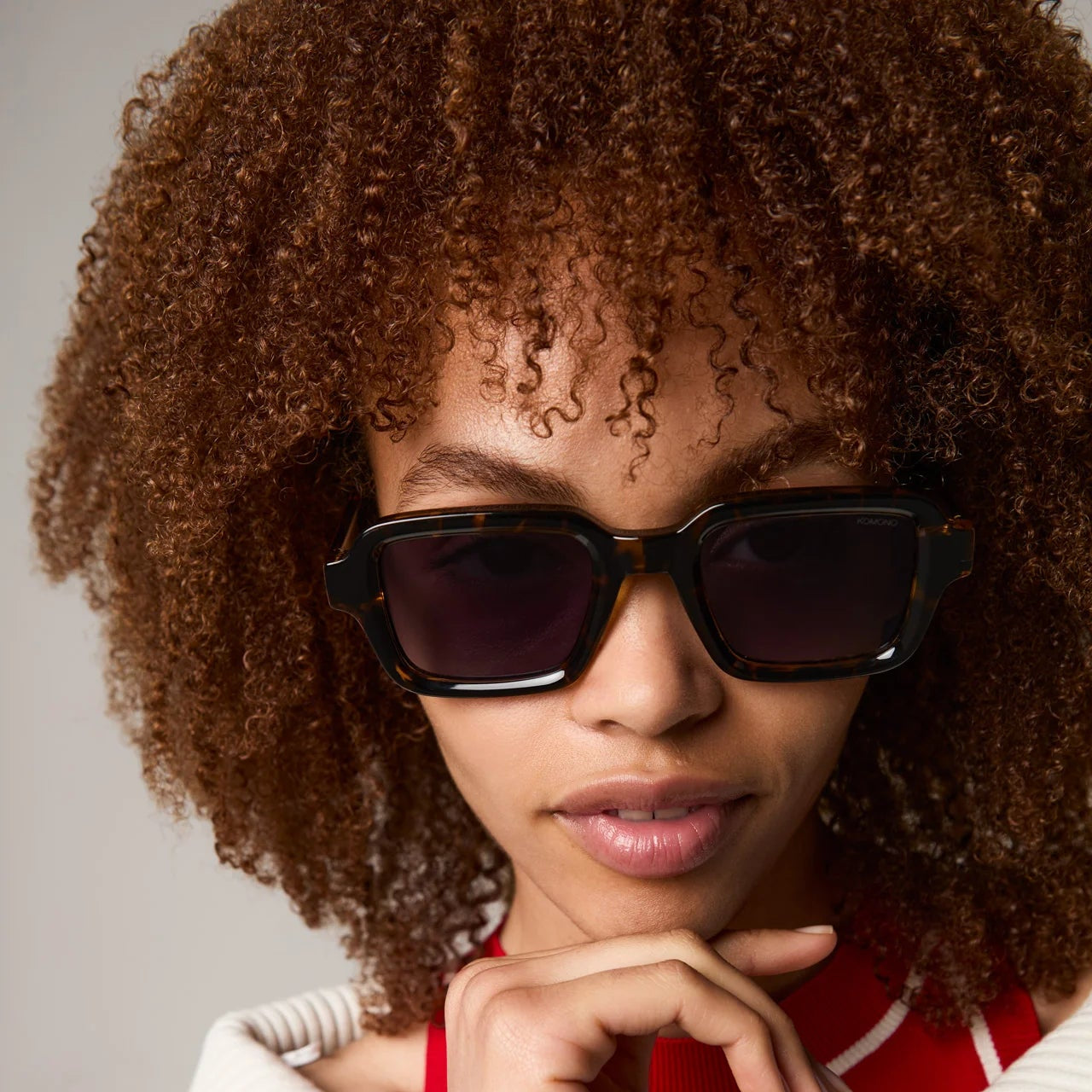 lunettes de soleil komono lionel écaille marron portée par une femme