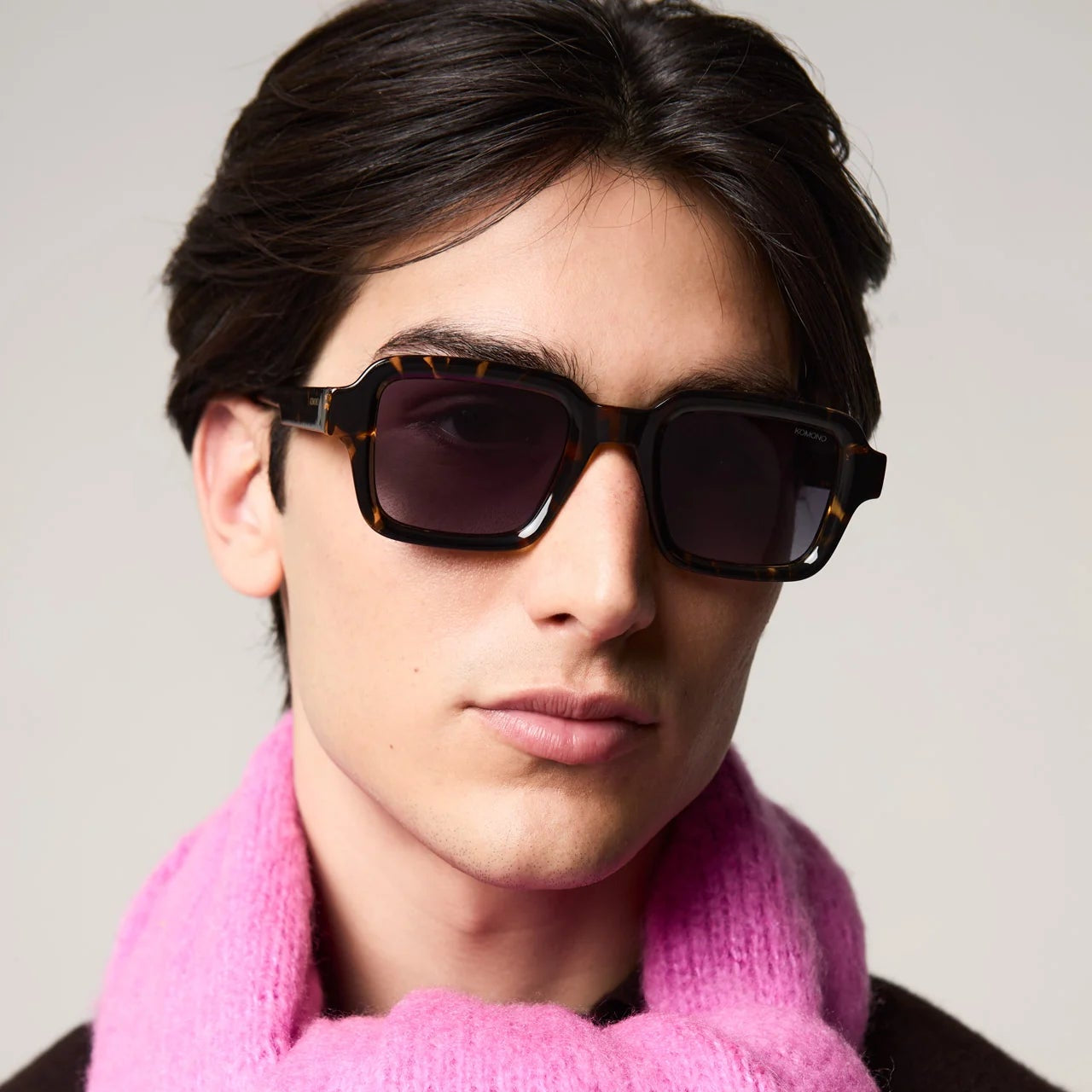 lunettes de soleil komono lionel écaille marron portée par un homme