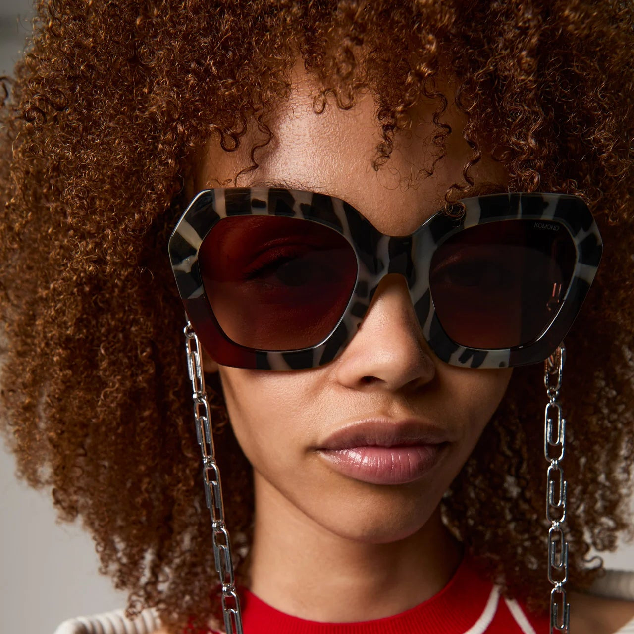 komono lunette de soleil gwen marron portée par une femme