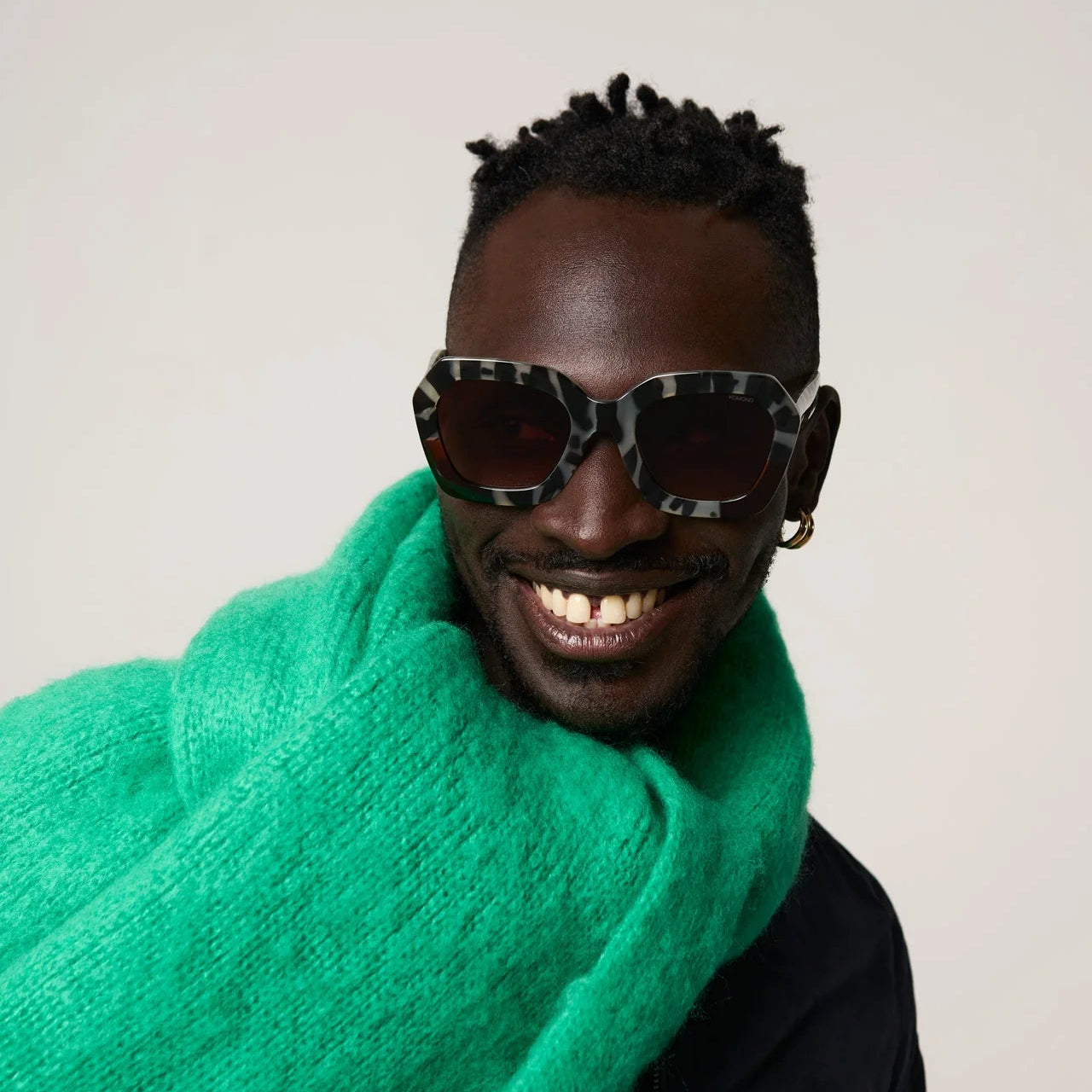 komono lunette de soleil gwen marron portée par un homme lifestyle