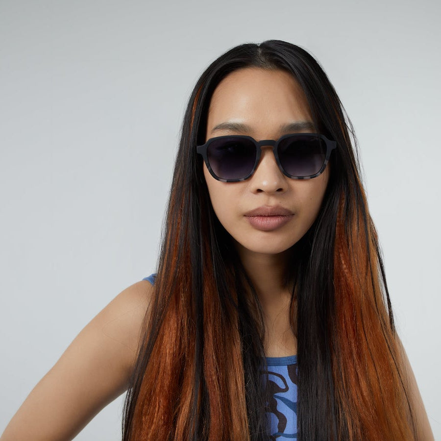 lunette de soleil komono matty noire mate portée par femme