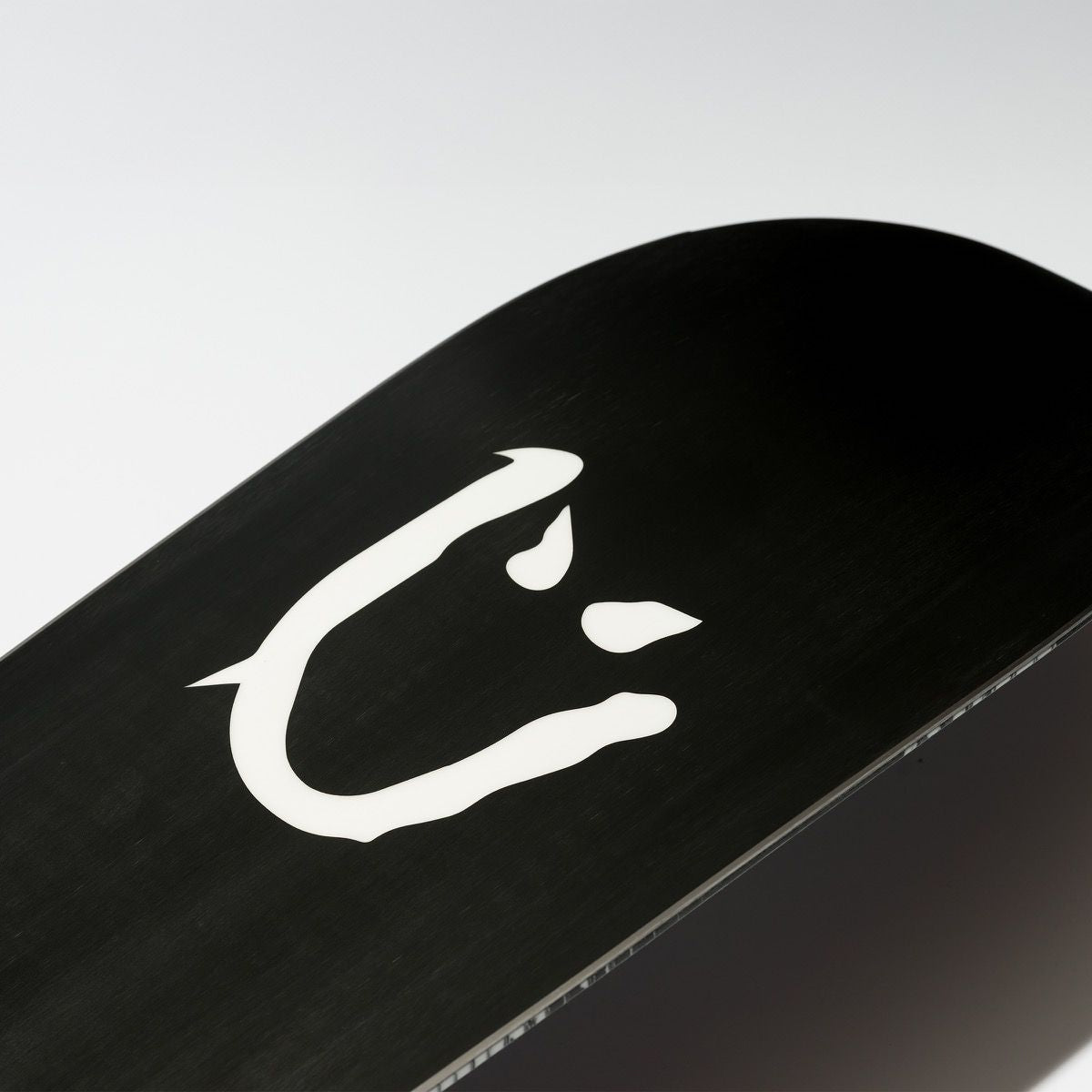 Gros plan sur la semelle noire du snowboard Lib Tech DPR avec emblème blanc contrastant.