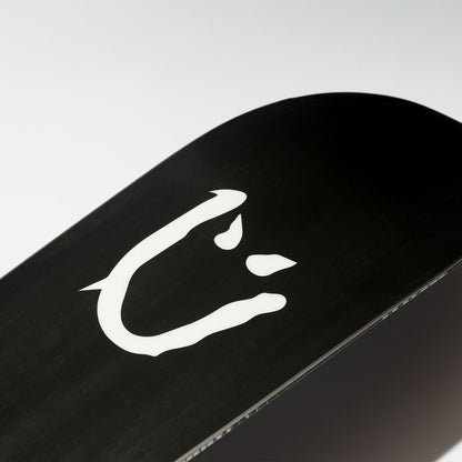 Gros plan sur la semelle noire du snowboard Lib Tech DPR avec emblème blanc contrastant.