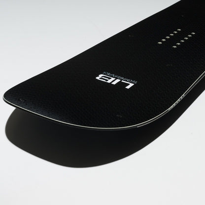 Gros plan sur le nose arrondi du snowboard DPR, topsheet noir texturé, logo Lib Tech blanc et inserts de fixation visibles.