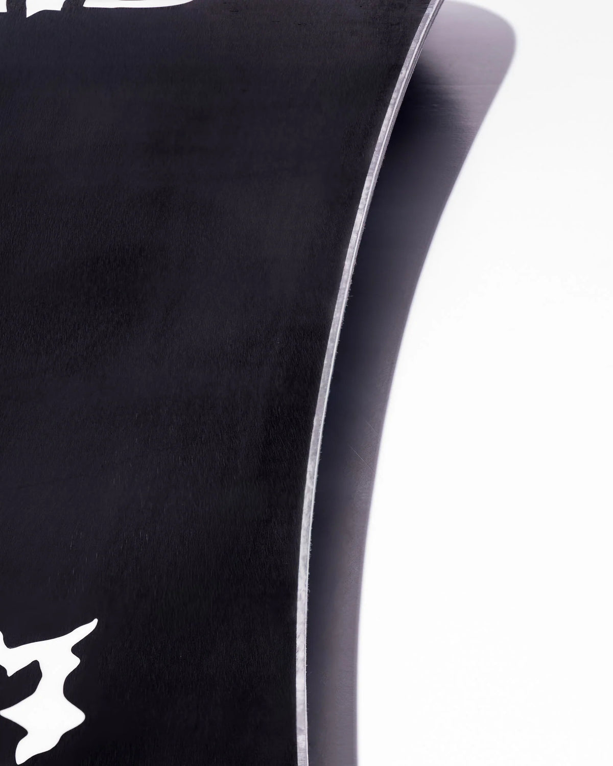 Vue de profil du snowboard Mayhem Rocket montrant la courbure du nose relevé et le contour latéral de la planche.
