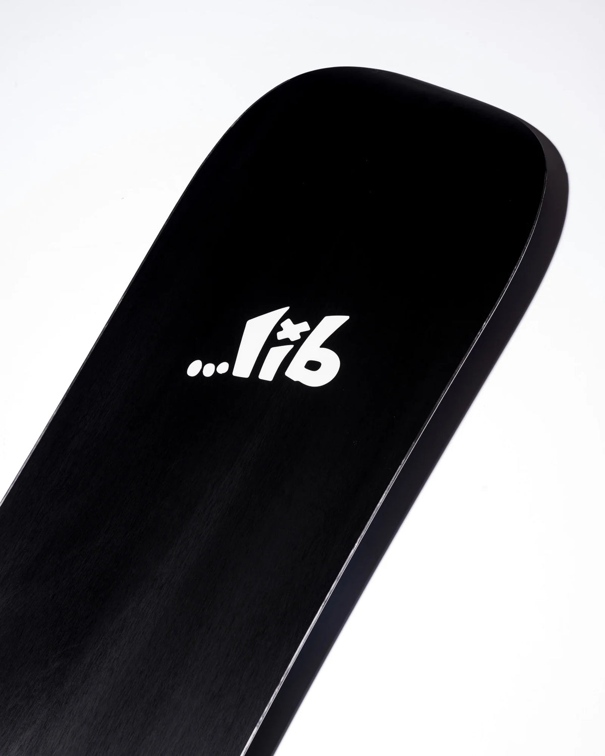 Gros plan sur le tail arrondi de la semelle noire Lib Tech Mayhem Rocket, avec logo Lib Tech blanc.