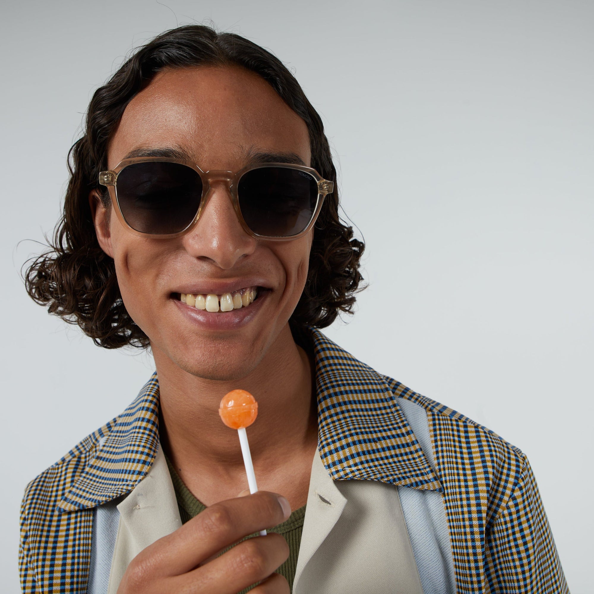 lunettes de soleil unisexe monture translucide beige portees par homme