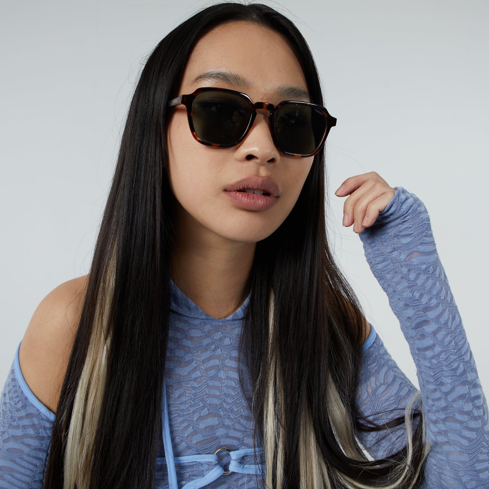 lunettes carrees marron ecaille portees par femme