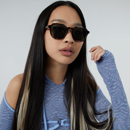 lunettes carrees marron ecaille portees par femme