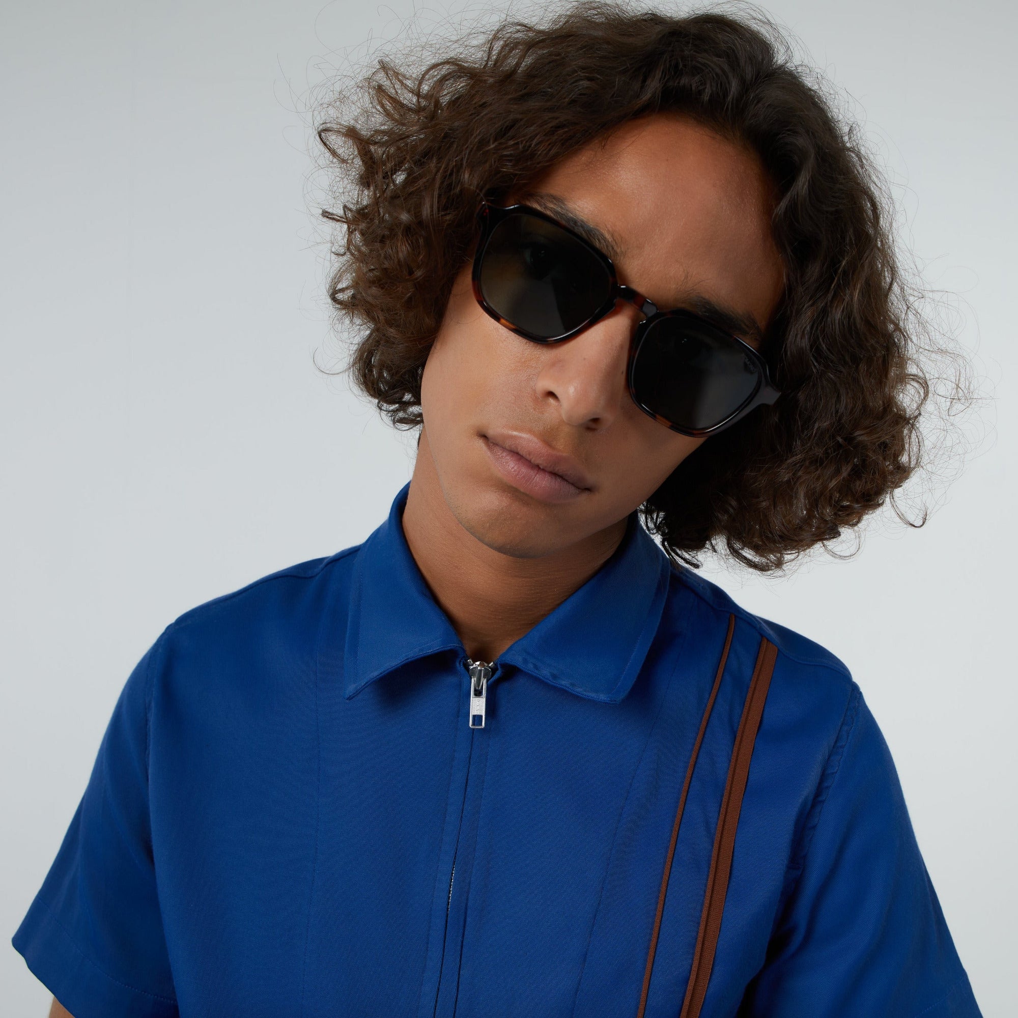 lunettes de soleil mixte marron porte par homme