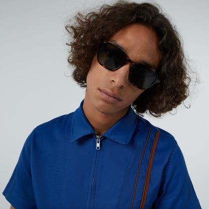 lunettes de soleil mixte marron porte par homme
