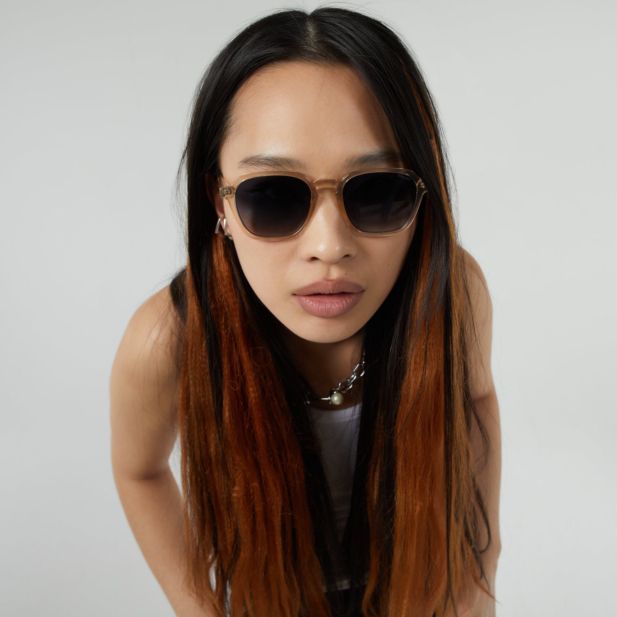 lunettes de soleil mixte monture translucide beige portees par femme