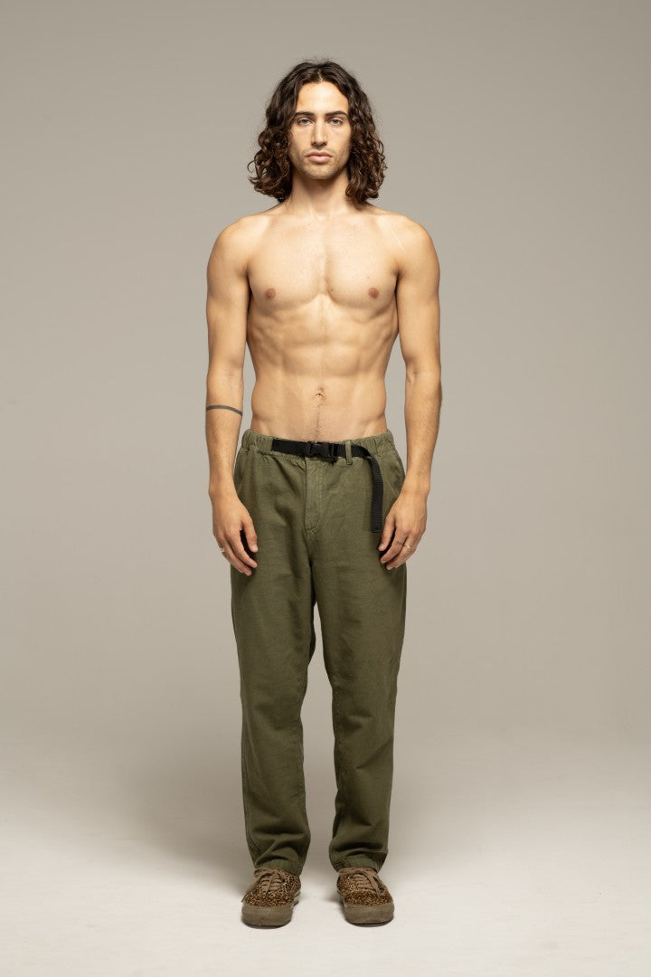 pantalon pour homme kaki jonsen island porte par homme vue de face